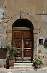 Fototapeta na wymiar Italy: Old wooden door.