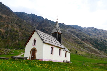 Fototapeta na wymiar Kapelle in den südtiroler Alpen