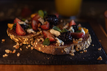 pan con mermelada y frutos rojos 