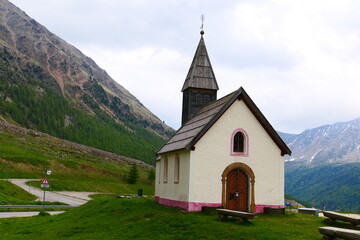 Fototapeta na wymiar Kirche in den südtiroler Alpen
