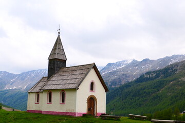 Fototapeta na wymiar Bergkirche bei Kurzras