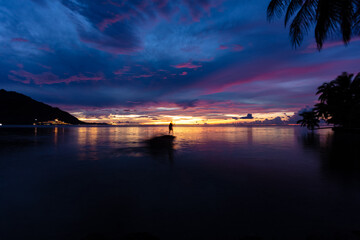 Fototapeta na wymiar Coucher de soleil à Mo'orea en Polynésie 