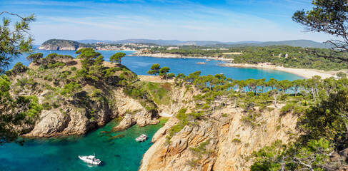 View of coast and beaches with emerald green water near Palamos, Catalonia - obrazy, fototapety, plakaty