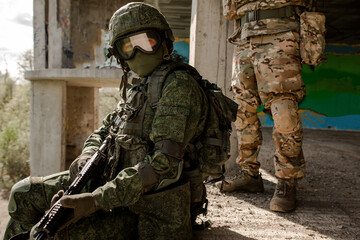 Obraz premium Military soldiers sitting on the roof of a collapsed building resting from the war