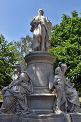 Fototapeta na wymiar Goethe-Denkmal im Großen Tiergarten in Berlin
