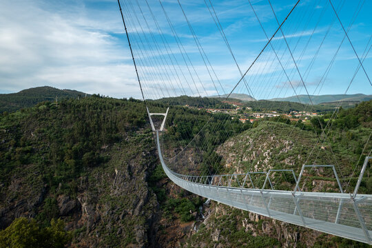 Vista parcial sobre a ponte metálica suspensa sobre o rio Paiva em Arouca, Portugal
