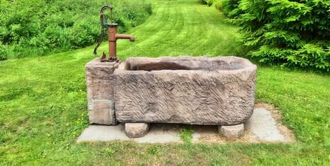 Wasserpumpe mit Steintrog