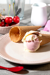 Leckeres Eiscreme mit Kirschen und Amarena Sauce