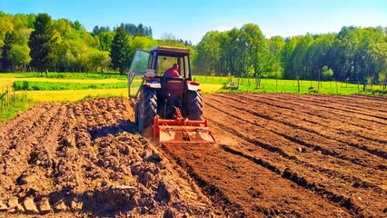 Trabajos agrícolas en una finca de Galicia