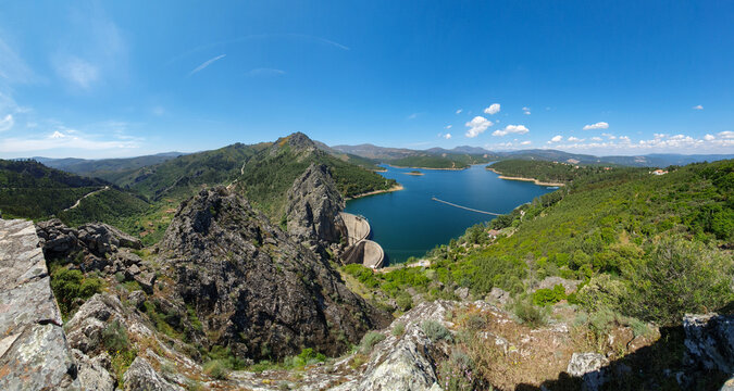  Vista panor&acirc;mica sobre a Barragem de Santa Luzia e o rio Unhais no concelho da Pampilhosa da Serra, Portugal