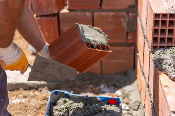 Masters who make concrete mortar and masonry in construction