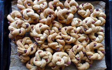 Taralli, donut-shaped savory biscuits with lard, pepper and almonds, typical of the southern regions of Italy. Especially in Naples in Campania.