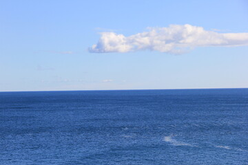 凪いだ海と青い空