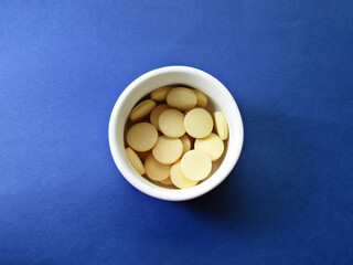 Medicamento en pastillas fondo de color azul