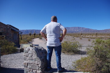 Hombre mirando el paisaje de cactus