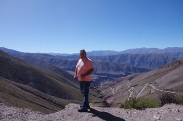 Obraz premium Hombre y montañas