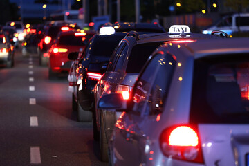 Fototapeta Wieczorne korki samochodowe podczas szczytu komunikacyjnego obraz
