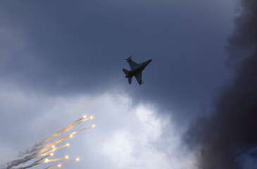samolot bojowy F-16 rzucający flary - obrazy, fototapety, plakaty