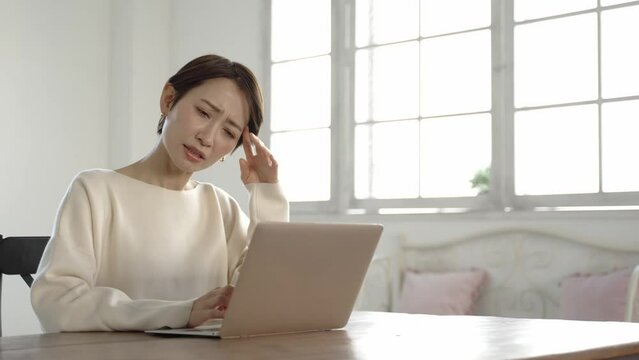 パソコンのトラブルに合う女性