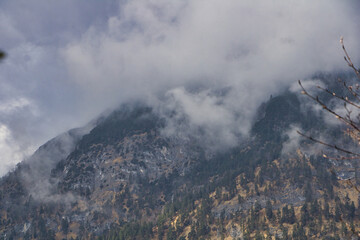Fototapeta na wymiar See in den Bergen mit Nebel 