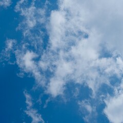 Obraz premium White cumulus clouds with a bright blue sky