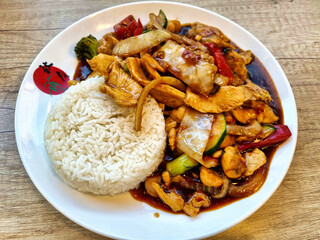 Chop - Suey chicken Eating Vietnamese