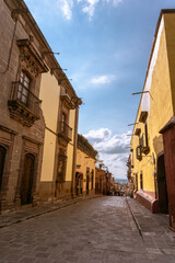 Pintoresca calle de pueblo mexicano en San Miguel de Allende