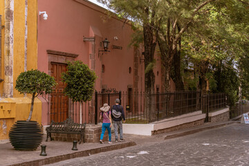 Pintoresca calle de pueblo mexicano en San Miguel de Allende