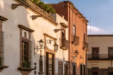 Fototapeta na wymiar Pintoresca calle de pueblo mexicano en San Miguel de Allende