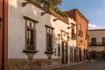 Fototapeta na wymiar Pintoresca calle de pueblo mexicano en San Miguel de Allende