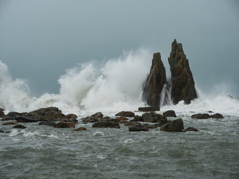 岩に打ち寄せる波 の画像 1 250 件の Stock 写真 ベクターおよびビデオ Adobe Stock