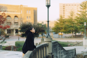 愛知県名古屋市の鶴舞公園を散歩している若い女性 Young woman walking in Tsurumai Park, Nagoya, Aichi, Japan.