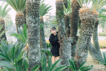 愛知県名古屋市の鶴舞公園を散歩している若い女性 Young woman walking in...