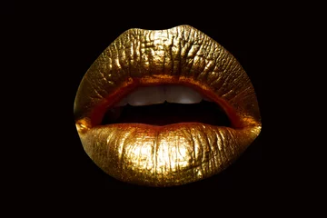 Goldene Lippen mit goldenem Lippenstift auf isoliertem Hintergrund. Sinnlicher Mädchen- oder Frauenmund mit Gold. © Volodymyr