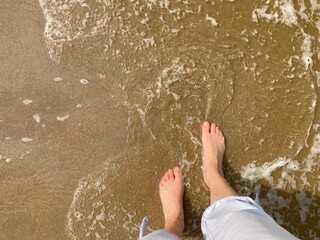 Füße am Strand im Wasser - 509935839