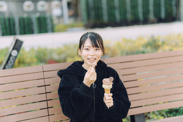 愛知県名古屋市久屋大通公園でジェラートを笑顔で食べる若い女性 Young...