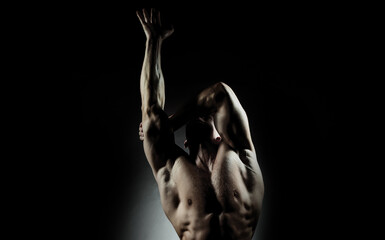 Sexy Mann mit muskulösem Körper und nacktem Oberkörper. Muskulöser Mann ohne Hemd, attraktiver Typ. Athletischer Mann, Fitnessmodel. © Volodymyr