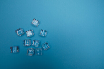 eiswürfel vor einem hellblauen untergrund mit leichtem farbverlauf