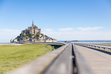 Fototapeta na wymiar Vue sur le Mont Saint-Michel depuis le pont-passerelle