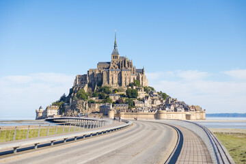 Fototapeta na wymiar Vue sur le Mont Saint-Michel depuis le pont-passerelle