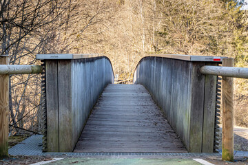 Un pont moderne et solide au milieu des bois