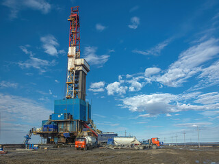 General view of a drilling rig for drilling wells at an oil and gas field in the Arctic region. Equipment for cementing casing columns lowered into the well - obrazy, fototapety, plakaty
