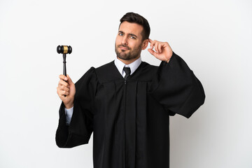 Naklejka premium Judge caucasian man isolated on white background having doubts