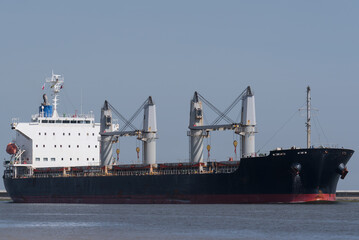 Obraz premium BULK CARRIER - Freighter entering to the port