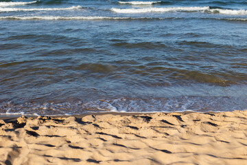 Mar y arena en día de sol
