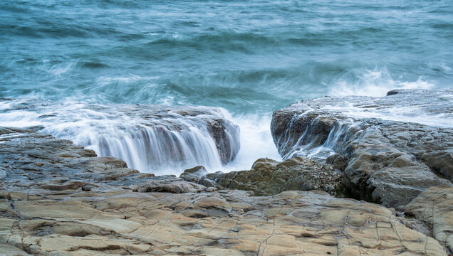 岩に打ち寄せる波 の画像 1 2 件の Stock 写真 ベクターおよびビデオ Adobe Stock