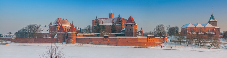 Obraz premium The Castle of the Teutonic Order located in the Polish town of Malbork, Pomeranian Voivodeship.