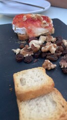 tapas españolas:
rulo de queso de cabra con mermelada de frutos rojos y frutos secos