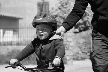 enfant faisant du v&eacute;lo , en famille