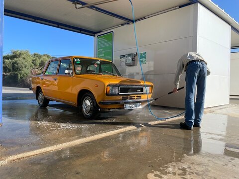 hombre lavando un 124 cl&aacute;sico